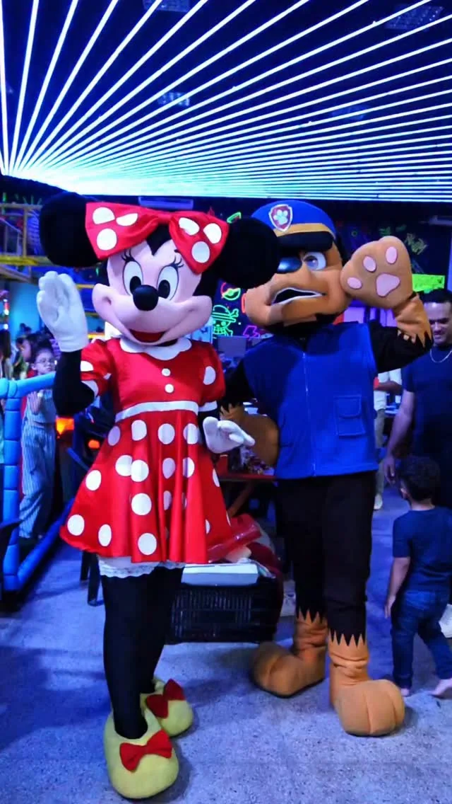 Minnie e Mickey caracterizados no palco
