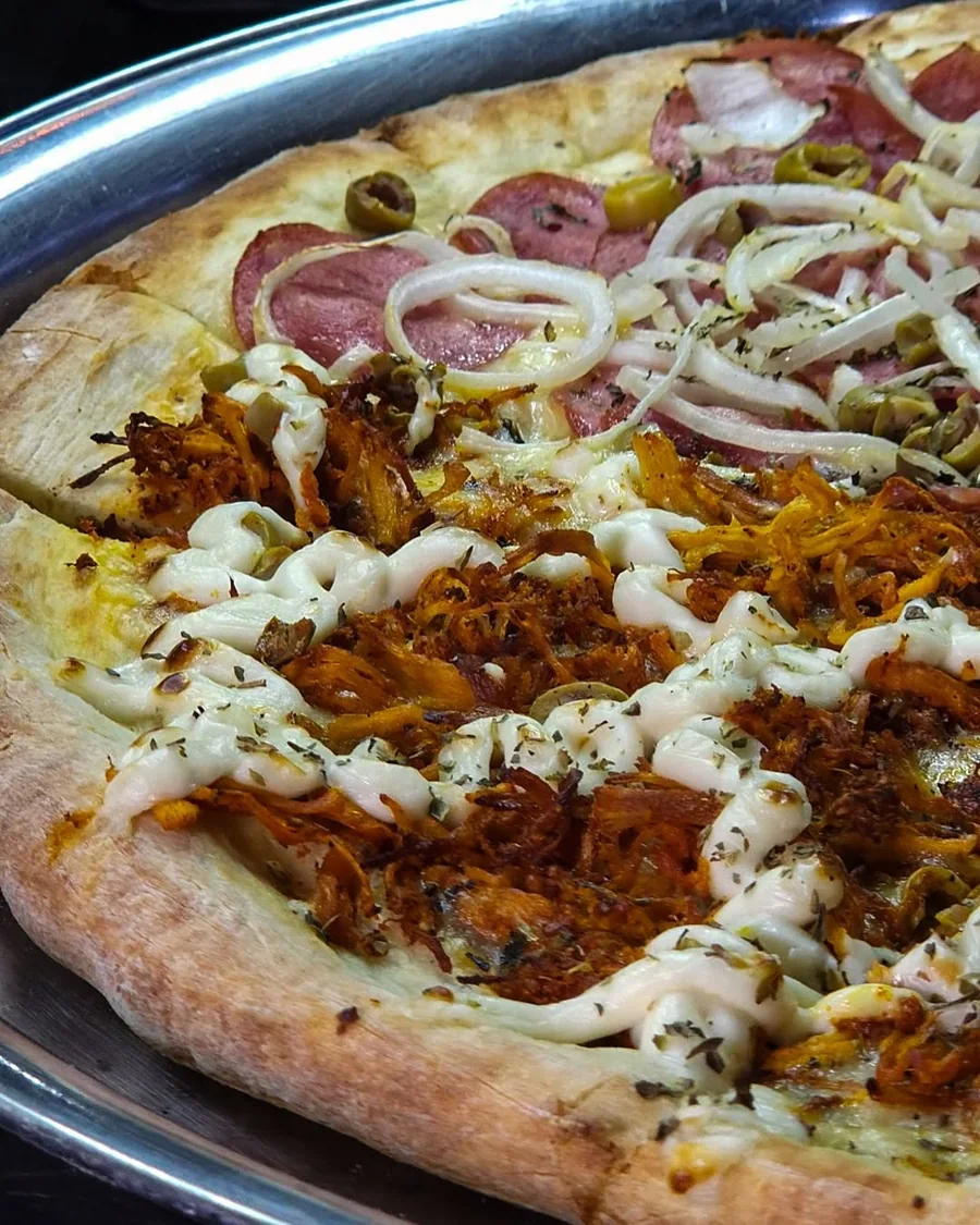 Pizza salgada de calabresa fatiada